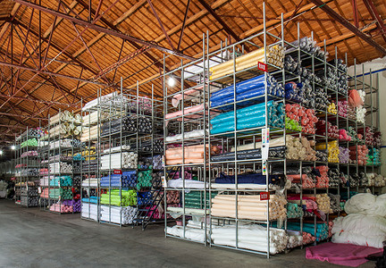 服装素材工厂工厂整齐的货架摆放物品背景