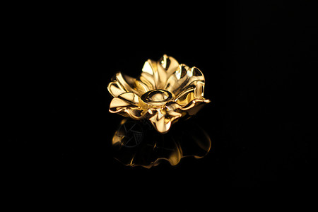 花朵耳环金色的花朵饰品背景
