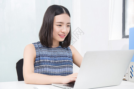 女性智慧设计师操作笔记本电脑背景