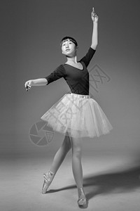忧伤的女子芭蕾素材黑白高清图片