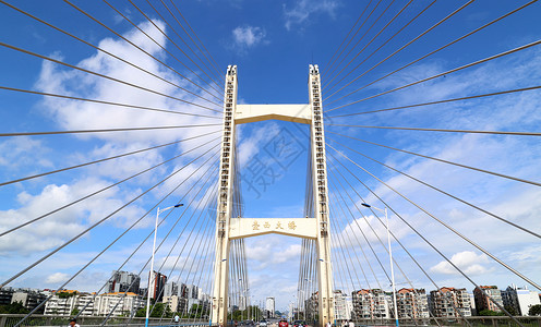柳州壶西大桥放射线状建筑 蓝天白云下格局显得十分合衬背景图片