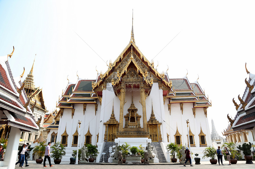 泰国大皇宫宏伟壮景 在阳光的照耀下显得金碧辉煌图片