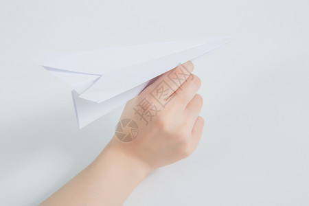 纸飞起来手拿纸飞机要飞出去背景