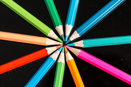 彩色环形光效教育设计彩虹铅笔环形平铺创意拍摄背景