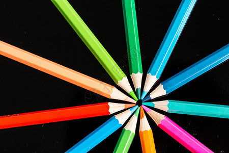 彩色环形光效铅笔环形平铺创意拍摄背景