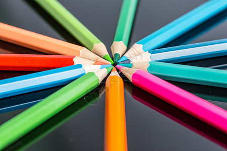 彩色环形光效教育铅笔环形平铺创意拍摄背景