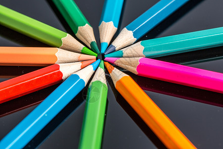 彩色环形光效设计铅笔环形平铺创意拍摄背景