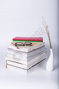 抽象花瓶教育眼镜书本叠放摆拍背景