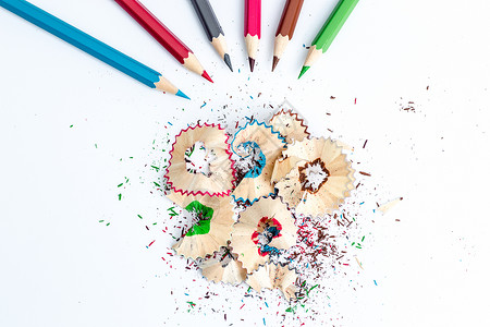 教育设计彩虹铅笔笔屑平铺创意拍摄图片