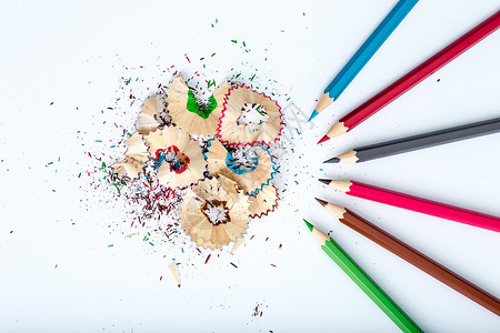 教育设计彩虹铅笔笔屑平铺创意拍摄高清图片