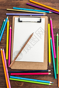 教育设计彩虹铅笔木板背景平铺创意拍摄图片