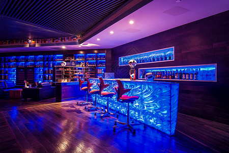 彩色横幅素材蓝色氛围灯下酒吧一角 装满酒水的酒柜背景