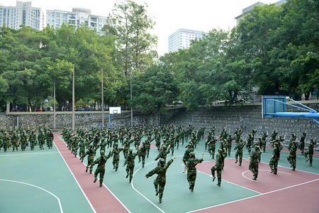 走正步警察今天，为了军训，我重返校园背景