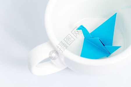 我爱小鸟素材蓝色千纸鹤咖啡杯创意设计背景