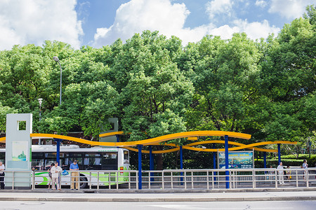 清新花园蓝天白云公交乘客绿色环境背景