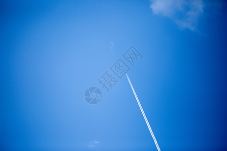 蓝色天空下飞机留下的轨迹图片