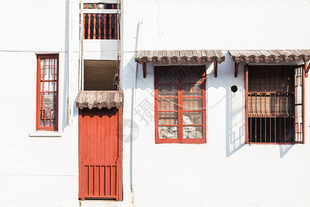红门红窗阳光古镇建筑背景