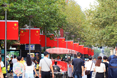 游客背影上海南京西路步行街背景