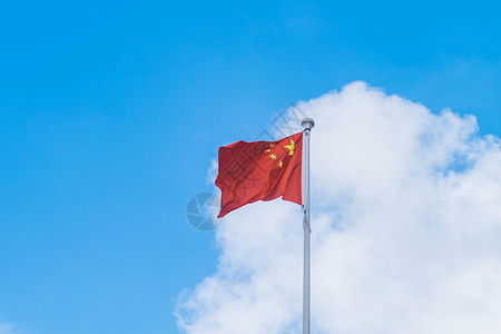 世界政治蓝天白云下的国庆五星红旗背景