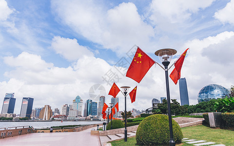 节日红色背景滨江大道岸边的国庆国旗背景
