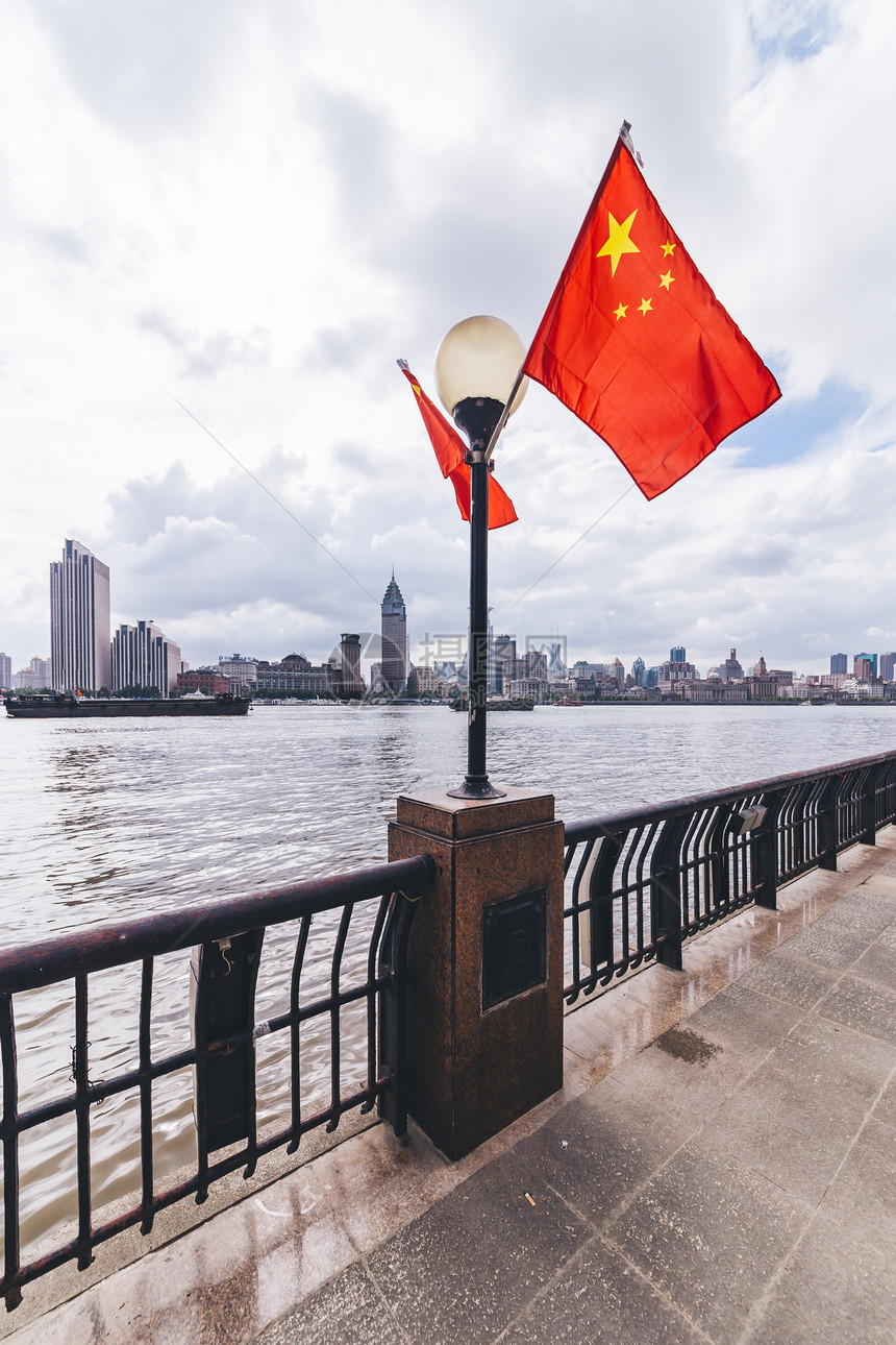 黄浦江建筑背景五星红旗图片