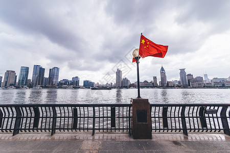阴天国庆上海陆家嘴红旗背景图片