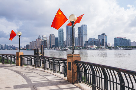 为祖国庆生高楼大厦为背景的五星红旗背景