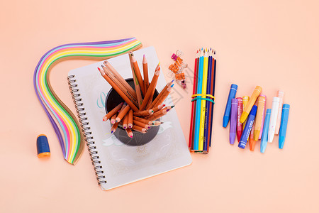 创意木质桌子教育美术铅笔蜡笔排列摆拍背景
