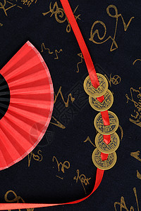 中国风红色纸扇铜钱摆拍图片