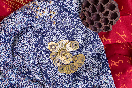 中国风礼品铜钱摆拍背景图片