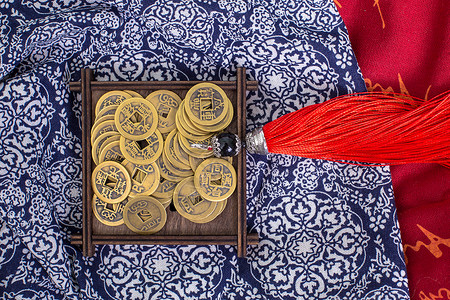 中国风礼品木垫铜钱摆拍背景图片