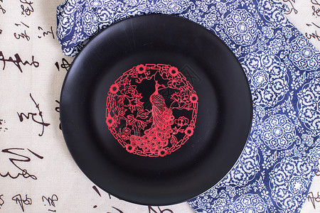 国潮设计中国风礼品剪纸孔雀黑盘背景