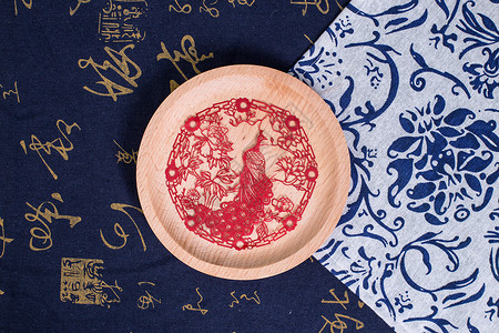 国潮设计中国风礼品剪纸孔雀木盘背景