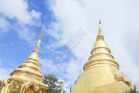 泰国佛教寺庙蓝天下的大金顶寺庙背景