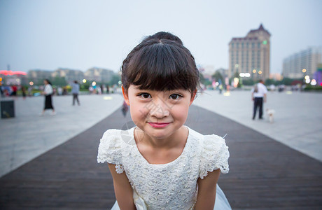 广场小女孩 广场舞 傍晚女孩 广场女孩 小女孩天真可爱 大街上女孩背景图片