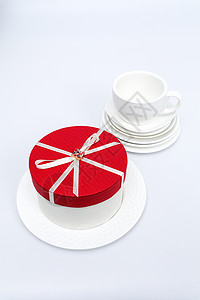红色蝴蝶结蛋糕礼盒摆拍高清图片