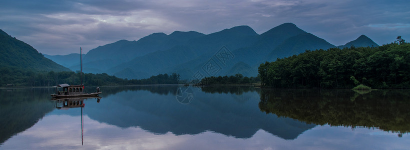 远景湖面上游船山水烟雨江南图片