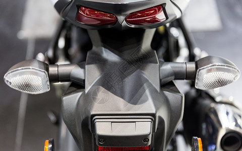运动摩托车车尾灯高清图片