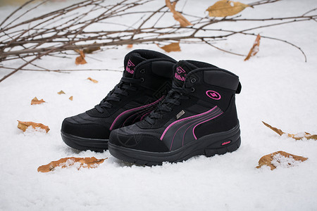女式棉鞋棉鞋女鞋在雪地上拍摄背景