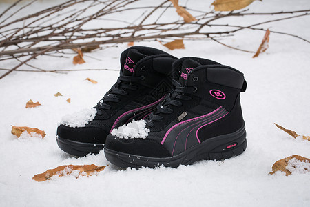 棉鞋雪地女鞋女靴 雪地靴放在雪地上背景