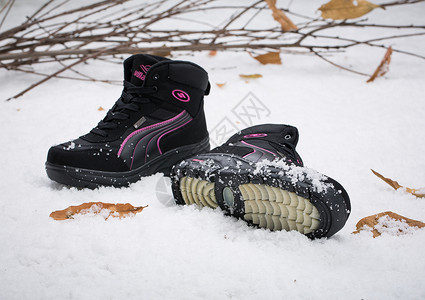 雪女女鞋女式雪地鞋雪地靴在雪地上背景