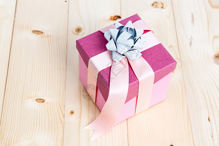 彩色平丝带木制粉色缎带礼物盒背景