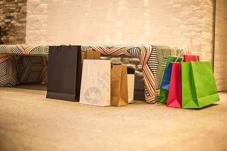 绿色购物价签商场彩色购物袋组合排列背景