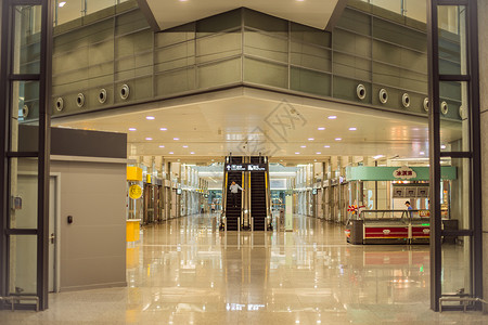 机场航站楼大气设施电梯图片