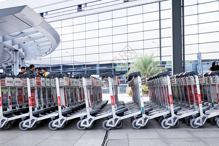 机场专用行李车推车排列高清图片