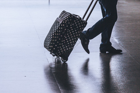 旅客波点行李箱机场出发运输高清图片素材