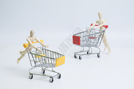 超市合作推着超市购物车的木偶背景