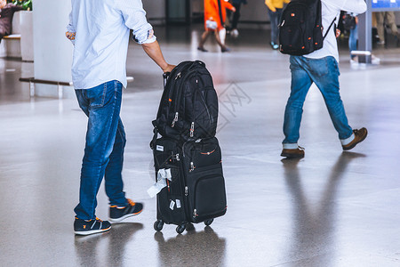 背影行李旅客拉行李箱机场出发背景