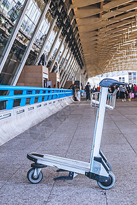 机场专用行李推车高清图片