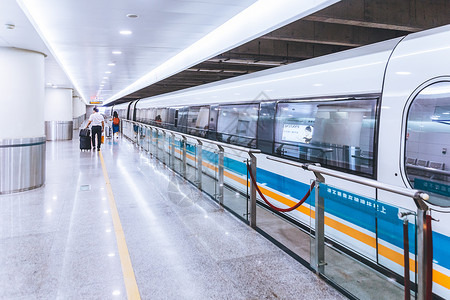 中国高速列车等候排队乘坐磁悬浮列车背景